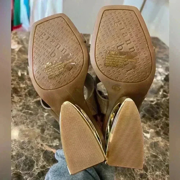 Gianni Bini Zeema Cut Out Curved Leather Wedge In Caramel SZ 7.5M *Never Worn - Picture 9 of 9